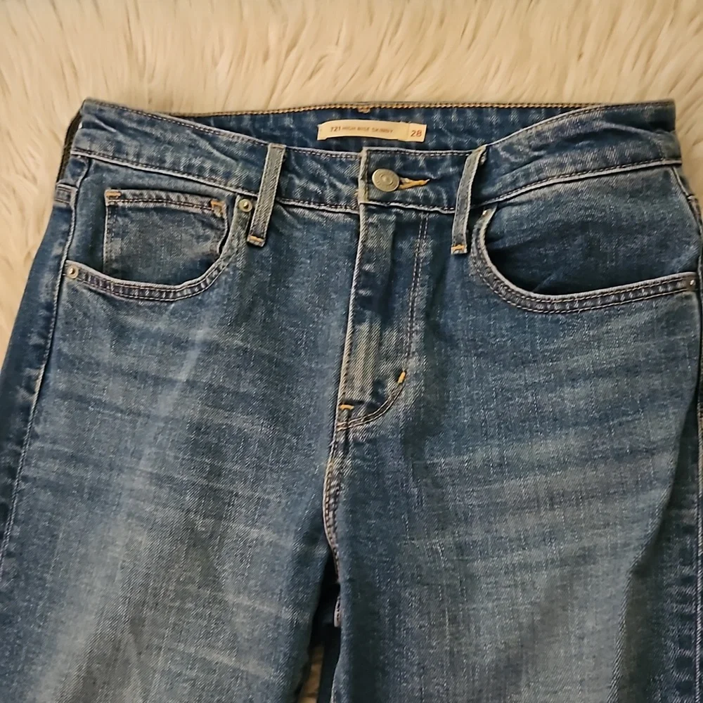 ~~Levi’s High Rise Skinny Jeans Size 28 Ripped Knees~~